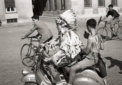 <p>Joves disfressats al Passeig comte d’Ègara. Setembre 1956. Ref. 74284</p>
