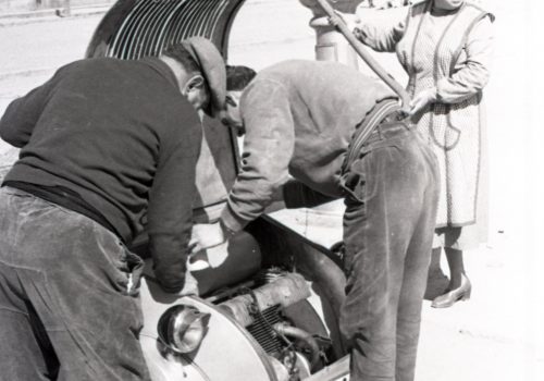 <p>Biscuter en una de les primeres gasolineres de Terrassa. Gener 1956. Ref. 74840</p>
