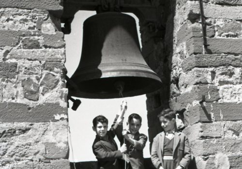 <p>Nens al campanar de Sant Pere, Maig 1956. Ref. 77576</p>
