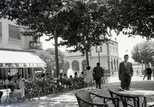<p>Rambla d’Egara. Bar La Polar i l’Estació dels Ferrocarrils. Juliol, 1956.</p>
