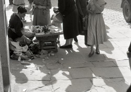 <p>Paradeta a la Raval de Montserrat. Juliol 1956. Ref. 79190</p>

