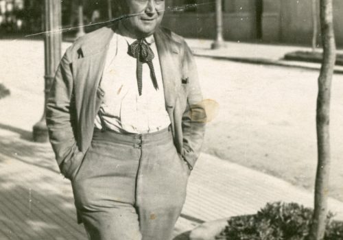 <p>Baltasar Ragon passejant pel carrer Major de Terrassa. Any 1930. Autor desconegut. Reg. 34.603</p>
