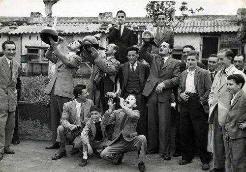 <p>Tastets de vi durant la Festa Patronal de Sant Isidre, anys 50. Autor: Fotografia J. Altimira. Fons Cooperativa agrícola de Terrassa. AHT-ACVOC. Ref. 106845.</p>
