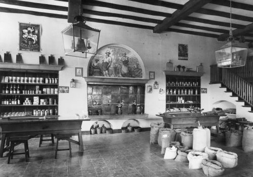 <p>Economat de la Cooperativa agrícola de Terrassa al carrer Colom, 1947. Autor: Fotografia J. Altimira. Fons Cooperativa agrícola de Terrassa. AHT-ACVOC. Ref. 113164.</p>
