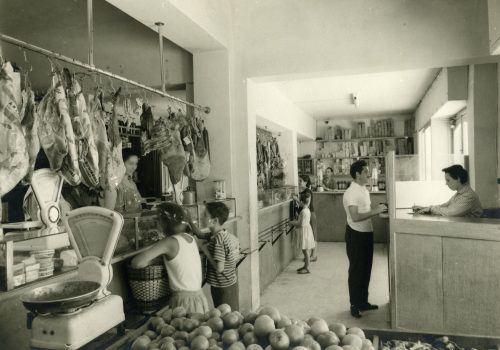 <p>Economat de la Cooperativa Agrícola de Terrassa, 1958. Autor: Fotografia J. Altimira. Fons de la Cooperativa agrícola de Terrassa. AHT-ACVOC. Ref. 113360.</p>
