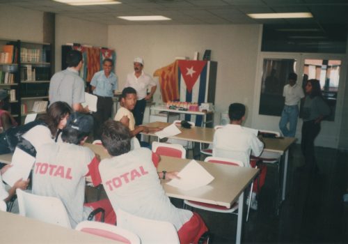 <p>Trobada amb l’equip d’Hoquei de la selecció de Cuba que van venir Terrassa a jugar el mundial júnior d’hoquei herba de 1993. Trobada que va derivar en una campanya per recollir material escolar pels nens de Cuba, 09/1993. Autor: Marc Ferrer. Fons Casal Independentista de Terrassa. AHT-ACVOC.</p>
