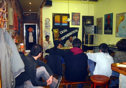 <p>Presentació del llibre «Terra LLiure: La temptació armada a Catalunya», amb Joan Rocamora, Marc Ferrer i Ricard Vilaregut, autor del llibre, 16/12/2004. Fons Casal Independentista de Terrassa. AHT-ACVOC.</p>
