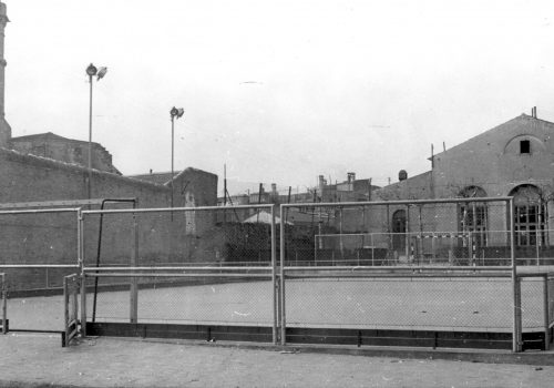<p>Pati i façana interior del Centre Social Catòlic, al carrer de la Font Vella, núm. 40, seu definitiva a finals del segle XIX a partir de la fundació de la Joventut Catòlica el 12 maig de 1878. En relació amb la Joventut Catòlica, es creà al carrer Font Vella la Cooperativa Sant Josep, de «socors i instrucció de l’obrer». Any 1950. Autora: Juanita Biarnés. Fons Municipal AMAT. Ref. 622082</p>
