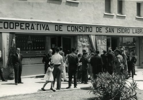 <p>Inauguració de l’economat dels Grups de Montserrat, delegació de la Cooperativa Agrícola de Terrassa, any 1958. Autor: Fotografia J. Altimira. Fons: Cooperativa Agrícola de Terrassa. ACVOC-AHT. Ref.: 99183</p>
