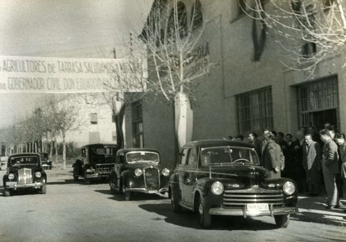 <p>Visites oficials al Celler Cooperatiu del carrer Colom. En aquesta ocasió la del governador civil Eduardo Baeza, l’11 de febrer del 1948. Autor desconegut. Fons: Cooperativa Agrícola de Terrassa. AHT-ACVOC. Ref. 105421</p>

