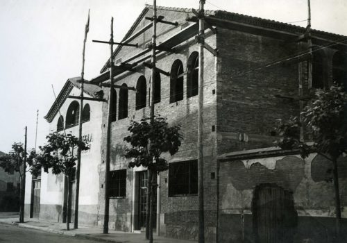 <p>Bastida per la construcció de noves instal·lacions dels Serveis Terrassencs Sant Isidre, al carrer Colom. Any 1931. Autor desconegut. Fons: Cooperativa Agrícola de Terrassa. AHT-ACVOC. Ref. 345758</p>
