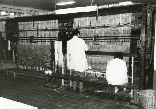 <p>Vista de l’espai dels telers de la Cooperativa Teixidors, basada en la economia social i el compromís amb el benestar de persones amb dificultats d’aprenentatge per la seva inserció en el món laboral. Any 1985. Autor desconegut. Fons Municipal AMAT. Ref. 855637</p>
