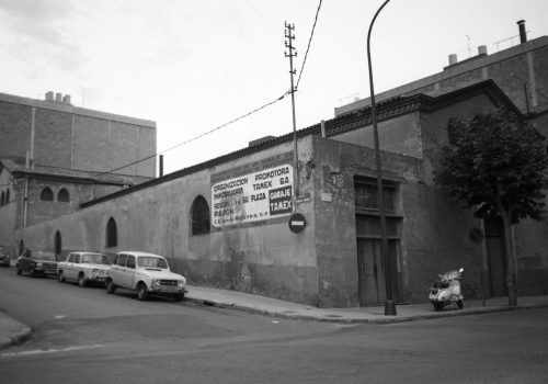 <p>Recull Catàleg Patrimoni Terrassa 1981. Imatge de la seu de la Cooperativa Agrícola de Terrassa del carrer Colom, cantonada amb carrer d’Estanislau Figueras, prèvia a la seva transformació urbanística. Any 1981. Autors: Lacuesta, Balañà i Font. Fons: Lacuesta, Balañà i Font. Ref. 1211279</p>
