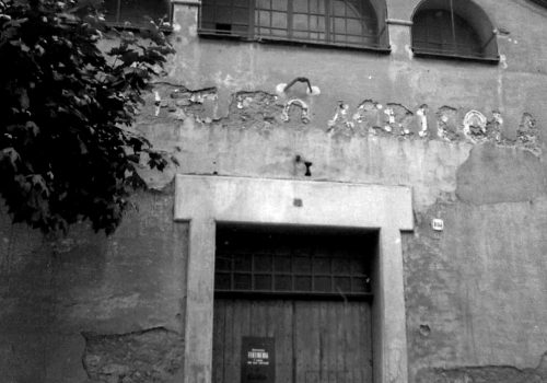 <p>Façana de l’antiga Cooperativa Agrícola de Terrassa del carrer Colom, ja en desús. Any 1981. Autors: Lacuesta, Balañà i Font. Fons: Lacuesta, Balañà i Font. Ref. 1211285</p>
