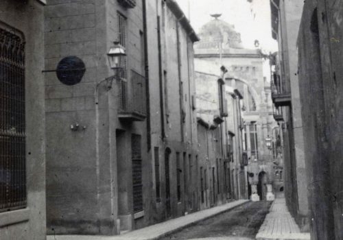 <p>La Societat mercantil Cooperativa de Matarifes de Tarrasa [1964-1979] va tenir la seva seu al carrer de Joaquim de Paz, núm. 22. Autor desconegut. Fons: Col·lecció fotogràfica Baltasar Ragón. Fons Municipal AMAT. Ref. 140618</p>
