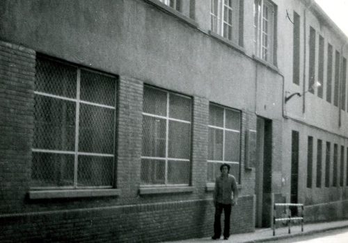 <p>Façana de la Escola social Tecnos, al carrer Garcia Humet, a finals dels anys 70. Autor desconegut. Fons Municipal AMAT. Ref. 304651</p>

