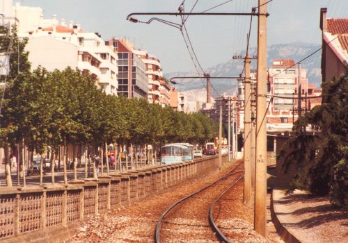 <p>Mur i vies del tren als anys 80, Autor:<b> </b>Jaume Valls Vila. Fons Municipal. AMAT. Reg. 1036327.</p>
