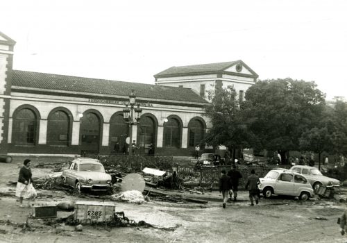 <p>Estralls de la riuada davant l’Estació dels ferrocarrils, 1962. Autor: Desconegut. Procedència: Jordi Tomàs. AMAT. Reg. 1059148</p>
