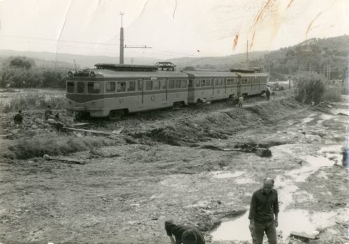 <p>Vies del tren devastades per la riuada de 1962. Autor: Desconegut. Procedència: Donació d’Antonio Díaz Requena. AMAT. Reg. 1091299.</p>
