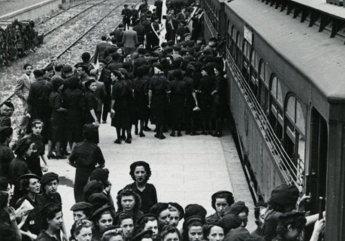 <p>La Secció Femenina de Falange a l’estació dels ferrocarrils, anys 40. Autor: Desconegut. Fons Diari de Terrassa. Reg. 1105273.</p>
