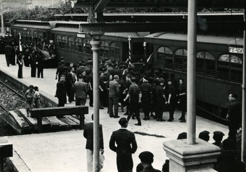 <p>Falangistes i la Secció Femenina a l’estació des ferrocarrils, anys 40. Autor: Desconegut. Fons Diari de Terrassa. Reg. 1105293</p>

