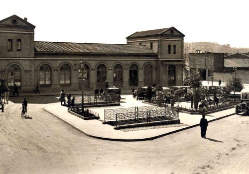 <p>Estació dels ferrocarrils i plaça Clavé, [1935]. Autor: Desconegut. Col·lecció Baltasar Ragón. AMAT. Ref. 149021</p>
