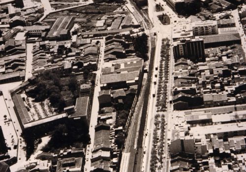 <p>Vista aèria del tram de l’estació dels ferrocarrils, [1980]. Autor: Desconegut. Fons Municipal. AMAT. Ref. 853429.</p>
