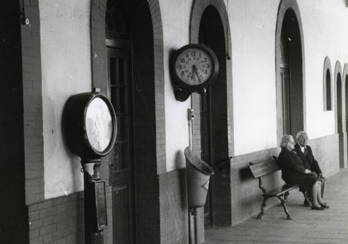 <p>Interior de l’Estació dels ferrocarrils, 1985. Autor: Jaume Valls. Fons Municipal. AMAT. Reg. 710701.</p>
