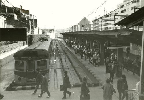 <p>Andanes de l’estació dels ferrocarrils, 1985. Autor: Jaume Valls. Fons Municipal. AMAT. Reg. 710707.</p>
