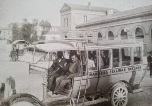 <p>Autobús de línia Manresa-Rellinars-Terrassa davant l’estació dels ferrocarrils de Terrassa. Anys 20. Arxiu de Rellinars.</p>
