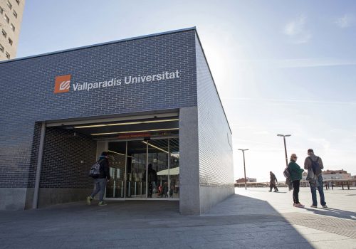 <p>Estació dels ferrocarrils de la Generalitat. Vallparadís Universitat, 2016. Autor: Rafel Casanova. AMAT. Reg. 1142689.</p>
