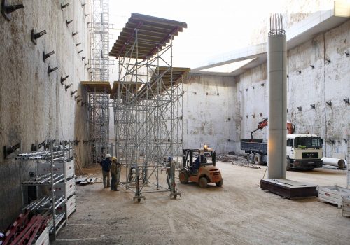 <p>Construcció de l’estació de Nacions Unides al barri de Can Roca, 2007. Autor: Badia Casanova. Fons Municipal. AMAT. Reg. 1021387.</p>
