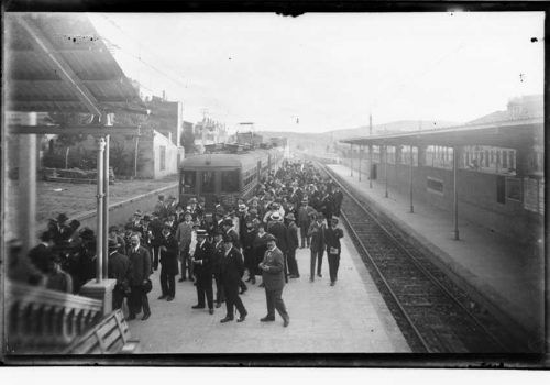 <p>Arribada dels participants al XX Congrés Internacional de Tramvies, de Ferrocarrils d’Interès Local i de Transports Públics per Automòbils per visitar l’ Escola Industrial de Terrassa. 1926. ANC1-42-N-26657</p>
