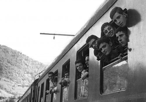 <p>Viatgers al tren, 12-10-1963. Autor: Desconegut.  Col·lecció Rosa Maria Garcia Martí. Propietari: Josep Padrós. AMAT. Reg. 682686.</p>
