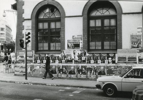 <p>Cartells electorals a l’estació dels ferrocarrils, [1977]. Fons i autoria: Fotos Francino. AMAT. Ref. 1138725</p>
