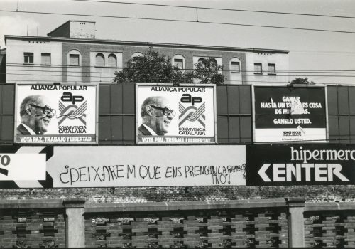 <p>Pintades al mur de l’estació, anys 70. Fons i autoria: Fotos Francino. AMAT. Ref. 1138745.</p>
