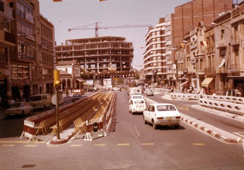 <p>Portal de Sant Roc. Preparatius per la desfilada de Festa Major, 1976. Fons i autoria: Fotos Francino. AMAT. Ref. 1138737.</p>
