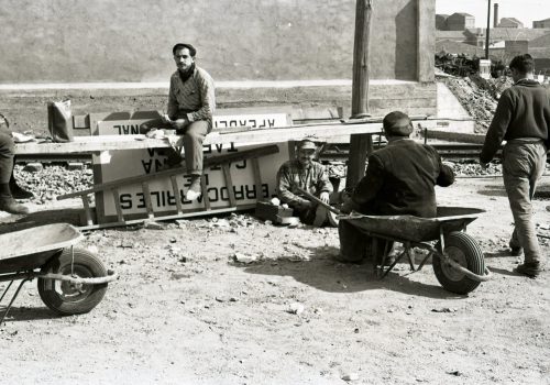 <p>Treballadors a les vies del ferrocarril, anys 60. Autor: Fotos Francino. AMAT. Reg. 1138685.</p>
