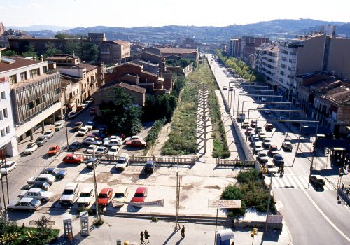 <p>Vista aèria de l’espai que havia ocupat l’antiga estació,1990. Autor: Teresa Llordés. Fons Municipal. AMAT. Reg. 1139953.</p>
