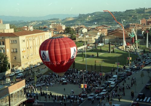 <p>Inauguració del Parc dels catalans, 1995. Autor: Desconegut. Fons Municipal. AMAT. Reg. 1140139.</p>
