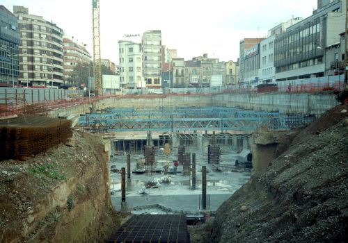 <p>Obres de fonamentació de l’espai antigament ocupat per l’Estació dels ferrocarril, anys 90. Autor: Desconegut. Fons Municipal. AMAT. Reg. 1140271.</p>
