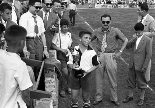 <p>Partit infantil Camp de l’Agut, 1955.<br />
Fotografia: Joan Biarnés – Procedència: Arxiu Municipal de Terrassa (AMAT) – Reg: 012_007</p>
