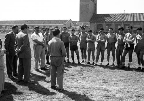 <p>Presentació equip del FC Terrassa al seu entrenador i junta directiva. 1956.<br />
Fotografia: Joan Biarnés – Procedència: Arxiu Municipal de Terrassa (AMAT) – Reg: 020_004</p>

