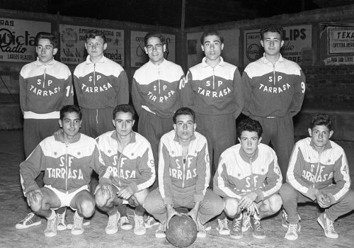 <p>Bàsquet durant la II semana Deportiva de Tarrasa, 1957.<br />
Fotografia: Joan Biarnés – Procedència: Arxiu Municipal de Terrassa (AMAT) – Reg: 028_023</p>
