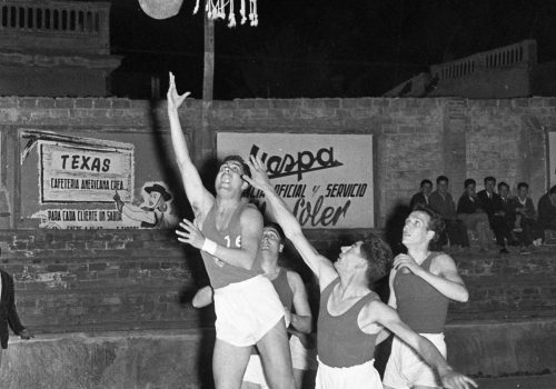 <p>Partit de bàsquet entre el SF Tarrasa i el SP Tarrasa, celebrat a la pista de la Sagrada Família, durant II Semana Deportiva de Tarrasa, organitzada, del 20 al 27<br />
d’abril de 1957, per la Tenencia de Deportes, Información y Turismo de l’Ajuntament de Terrassa.<br />
Fotografia: Joan Biarnés – Procedència: Arxiu Municipal de Terrassa (AMAT) – Reg: 028_030</p>
