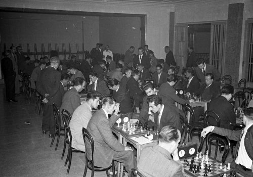 <p>Jugant a Escacs al local de la Societat Coral de Els Amics durant la II Setmana Esportiva de Terrassa, 1957.<br />
Fotografia: Joan Biarnés – Procedència: Arxiu Municipal de Terrassa (AMAT) – Reg: 028_036</p>
