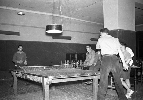 <p>Competicions de Tenis taula durant la II Setmana Esportiva de Terrassa, 1957.<br />
Fotografia: Joan Biarnés – Procedència: Arxiu Municipal de Terrassa (AMAT) – Reg: 028_037</p>
