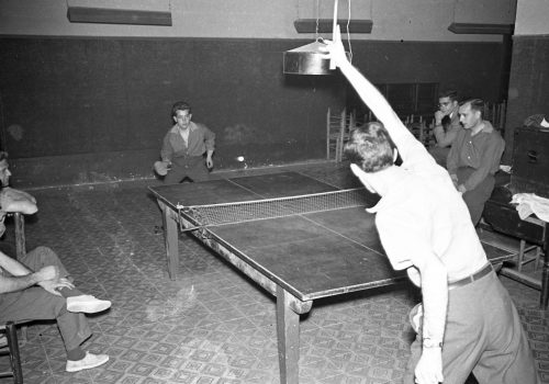 <p>Competicions de Tenis taula durant la II Setmana Esportiva de Terrassa, 1957.<br />
Fotografia: Joan Biarnés – Procedència: Arxiu Municipal de Terrassa (AMAT) – Reg: 028_038</p>
