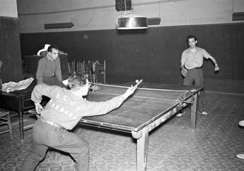 <p>Competicions de Tenis taula durant la II Setmana Esportiva de Terrassa, 1957.<br />
Fotografia: Joan Biarnés – Procedència: Arxiu Municipal de Terrassa (AMAT) – Reg: 028_039</p>
