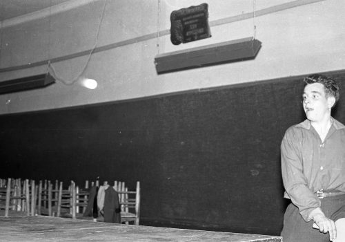 <p>Competicions de Tenis taula durant la II Setmana Esportiva de Terrassa, 1957.<br />
Fotografia: Joan Biarnés – Procedència: Arxiu Municipal de Terrassa (AMAT) – Reg: 028_040</p>
